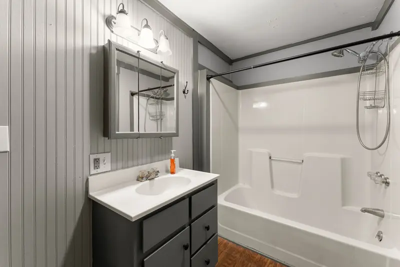 Full bathroom with tub/shower